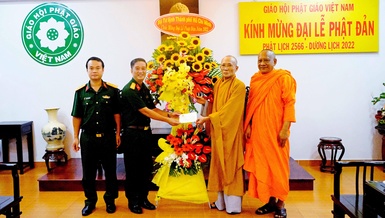 Bộ Tư lệnh TP.HCM chúc mừng Phật đản đến chư tôn đức Văn phòng II Trung ương - Ảnh: Công Minh