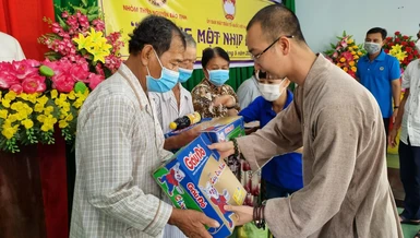 Đại đức Thích Quảng Nguyên, trụ trì chùa Bảo tịnh tặng quà đến bà con khó khăn xã Vị Tân, TP.Vị Thanh, tỉnh Hậu Giang