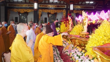 Trang nghiêm lễ Tắm Phật tại tổ đình Vĩnh Nghiêm