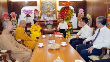 Đoàn Ủy ban Trung ương MTTQVN thăm chúc mừng Phật đản đến Trưởng lão Hòa thượng Thích Đức Nghiệp tại chùa Vĩnh Nghiêm