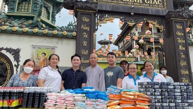 Chùa Minh Giác (TP.Thủ Đức) tặng quà đến người khó khăn kính mừng Phật đản