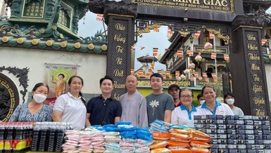Chùa Minh Giác (TP.Thủ Đức) tặng quà đến người khó khăn kính mừng Phật đản