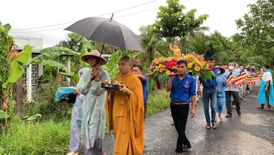 Lần đầu tiên bà con Phật tử chùa An Long, TP.Vĩnh Long được rước kiệu Phật đản sanh quanh khóm Tân Bình