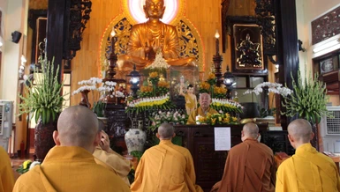 Chư Tăng lắng nghe lời giáo giới từ Trưởng lão Hòa thượng Thích Như Tín