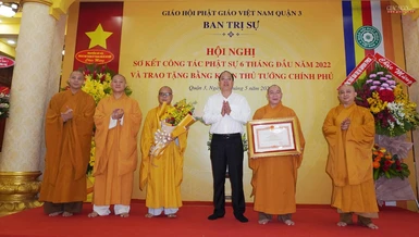 Ông Nguyễn Hồ Hải, Phó Bí thư Thành ủy TP.HCM trao tặng bằng khen của Thủ tướng Chính Phủ đến Ban Trị sự GHPGVN quận 3 