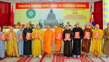 Hòa thượng Đào Như trao quyết định chuẩn y nhân sự đến Ban Tăng sự GHPGVN TP.Cần Thơ, do Hoà thượng Thích Thiện Huệ làm Trưởng ban