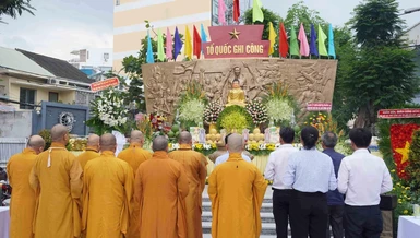 Chư tôn đức Phật giáo quận 3, đại diện chính quyền dâng hương tưởng niệm tại Đài Liệt sĩ quận 3 chiều 27-7