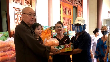 Bình Thuận: Chùa Tỉnh hội Phật Ân tặng quà cho người nghèo nhân mùa Vu lan