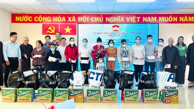 Ban Trị sự GHPGVN TP.HCM trao 42phần quà đến 42 gia đình có thân nhân qua đời do dịch Covid-19 tại địa bàn quận Gò Vấp - Ảnh: BTT GV