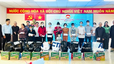 Ban Trị sự GHPGVN TP.HCM trao 42phần quà đến 42 gia đình có thân nhân qua đời do dịch Covid-19 tại địa bàn quận Gò Vấp - Ảnh: BTT GV