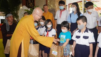 Hòa thượng Thích Chơn Không trao quà trung thu đến các em nhỏ trên địa bàn quận 3