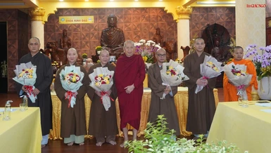 Hòa thượng Thích Tăng Định, cố vấn Ban Trị sự GHPGVN quận 3 trao hoa chúc mừng đến chư tôn đức quận 