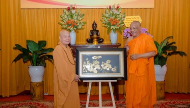 Hòa thượng Thích Thiện Nhơn trao tặng quà đến Hòa thượng Danh Lung 