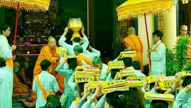 Phật tử dâng y kathina tại chùa Bửu Quang