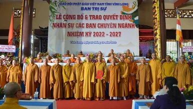 Thượng tọa Thích Lệ Lạc trao quyết định đến các Ban chuyên môn trực thuộc Ban Trị sự GHPGVN tỉnh Vĩnh Long nhiệm kỳ 2022-2027