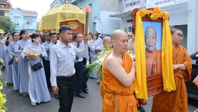 Phụng tống kim quan Hòa thượng Thích Giác Phương đến nơi trà-tỳ