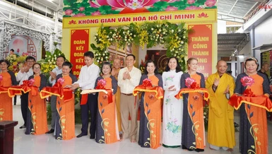 Cắt băng khánh thành Không gian văn hóa Hồ Chí Minh tại chùa Hoằng Linh