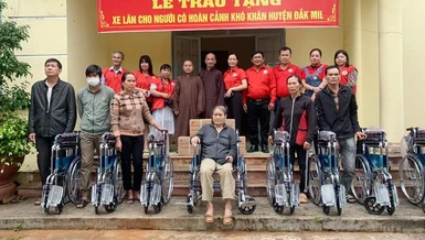 Đoàn trao tặng xe lăn đến người có hoàn cảnh khó khăn tại Đắk Mil