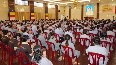 Gần 400 Phật tử về dự khóa tu Ngày an lạc tại Việt Nam Quốc Tự