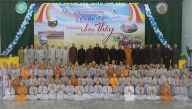 Tăng Ni sinh khóa VIII Trường Trung cấp Phật học Bình Định tri ân đến chư tôn đức Ban Giám hiệu, giáo thọ sư