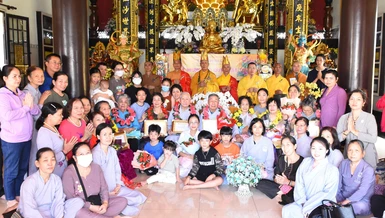 Đạo tràng chùa Minh Giác (TP.Thủ Đức) chúc thọ đến Phật tử cao niên 