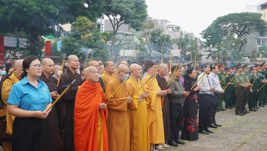 Quận ủy, Ủy ban Nhân dân, Ủy ban MTTQVN, các đoàn thể, chức sắc tôn giáo quận Gò Vấp dâng hương tưởng niệm tại Đài Liệt sĩ quận Gò Vấp