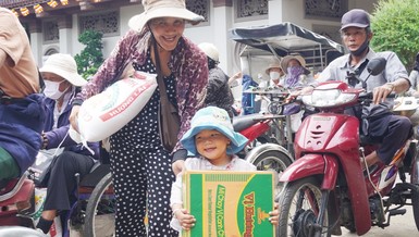 Niềm hạnh phúc khi nhận được quà Tết chùa Nam Thiên Nhất Trụ gửi tặng chiều ngày 10-1