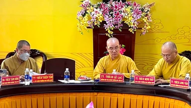 Thượng tọa Thích Lệ Lạc chủ tọa phiên họp
