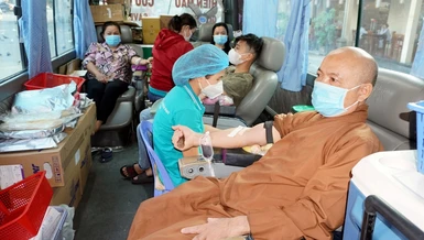Đại đức Ngô Văn Tuấn cùng Phật tử hiến máu nhân đạo sáng nay 26-2
