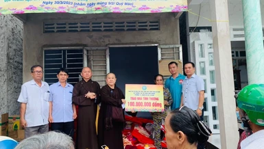 Phật giáo Q.Gò Vấp và chùa Vĩnh Quang trao tặng nhà tình thương tại Sóc Trăng