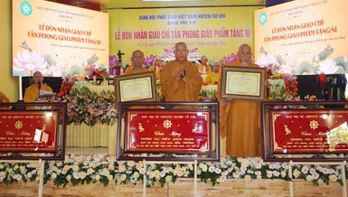 Trưởng lão Hòa thượng Thích Như Niệm trao giáo chỉ tấn phong Hòa thượng đến chư tôn đức Phật giáo H.Củ Chi