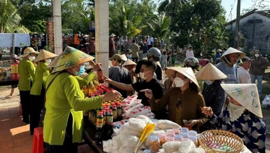 Ban Trị sự Phật giáo H.Trà Ôn tổ chức "Phiên chợ 0 đồng" tặng quà đến bà con Khmer