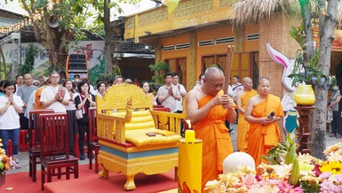 Hòa thượng Danh Lung, trụ trì chùa Candaransi dâng hương, lễ bái Tam bảo 