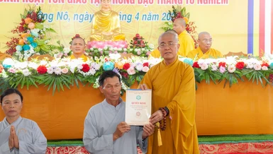 Thượng tọa Thích Quảng Hiền, Trưởng ban Trị sự GHPGVN tỉnh Đắk Nông trao quyết định thành lập điểm sinh hoạt tôn giáo tập trung Từ Nghiêm