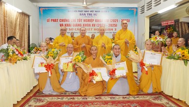 Chư tôn đức trao phần thưởng đến các Tăng Ni sinh có thành tích xuất sắc của khóa XIV (2021-2023)