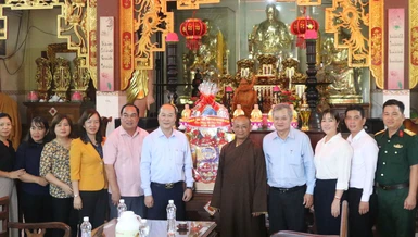 Ông Nguyễn Quyết Thắng, Thành ủy viên, Bí thư Huyện ủy, Chủ tịch HĐND H.Củ Chi, chúc mừng Phật đản đến Ban Trị sự GHPGVN H.Củ Chi