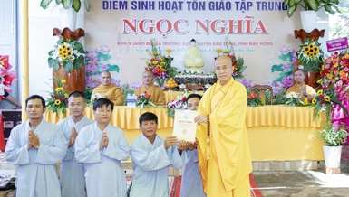 Thượng tọa Thích Quảng Hiền trao quyết định thành lập điểm sinh hoạt tôn giáo tập trung Ngọc Nghĩa