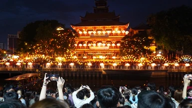 Dòng người dọc hai bên bờ kênh Nhiêu Lộc dự lễ hoa đăng kính mừng Phật đản Phật lịch 2567