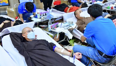 Chư Tăng hiến máu nhân đạo tại chùa Giác Ngộ