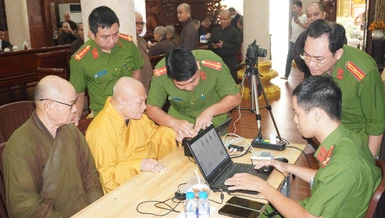 Hòa thượng Thích Thiện Nhơn, Chủ tịch Hội đồng Trị sự, viện chủ chùa Minh Đạo đăng ký, kích hoạt và sử dụng tài khoản định danh điện tử