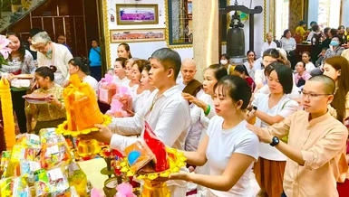 Phật tử dâng y tắm mưa đến chư Tăng chùa Phổ Minh