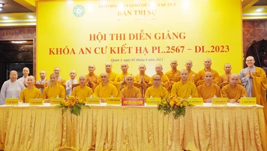 14 vị dự Hội thi diễn giảng chung kết cấp quận tại chùa Minh Đạo lưu niệm cùng chư tôn đức Phật giáo Q.3, Ban Giám khảo hội thi