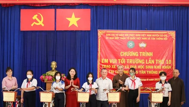 Trao tặng xe đạp đến các học sinh nghèo vượt khó học giỏi