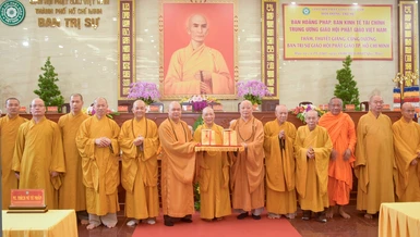 Phái đoàn Ban Hoằng pháp T.Ư và Ban Kinh tế - Tài chính T.Ư cúng dường tịnh tài đến chư hành giả an cư tại TP.HCM do Hòa thượng Thích Lệ Trang đón nhận - Ảnh: Quảng Đạo/BGN