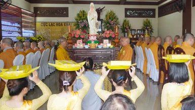 Phật tử tác bạch dâng pháp y cúng dường lên chư tôn đức trong mùa Vu lan - Báo hiếu tại chùa Linh Chưởng