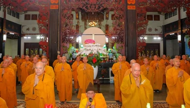 Trưởng lão Hòa thượng Thích Đức Nghiệp, Phó Pháp chủ kiêm Giám luật Hội đồng Chứng minh, cùng chư Tăng trong khóa lễ Tự tứ tại chánh điện 