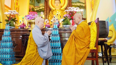 Nhi vị Ni trưởng đối thú Tự tứ