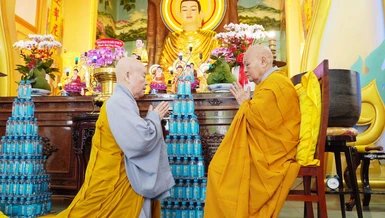 Nhi vị Ni trưởng đối thú Tự tứ