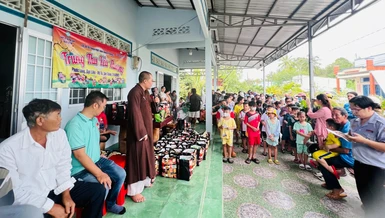 Đoàn tặng quà Tết Trung thu tại tỉnh Bạc Liêu 