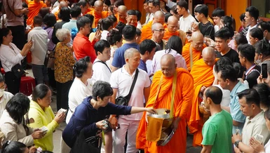 Lễ đặt bát cúng dường đến 150 chư Tăng nhân lễ Sene Đôn-ta tại chùa Candaransi
